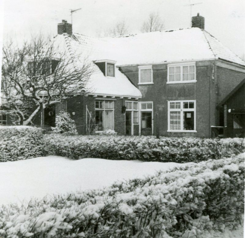 De Buorren 5 en 7 onder een laag sneeuw